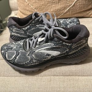 Like New Women's Brooks Adrenaline GTS 20 - Snakeskin, size 7.5